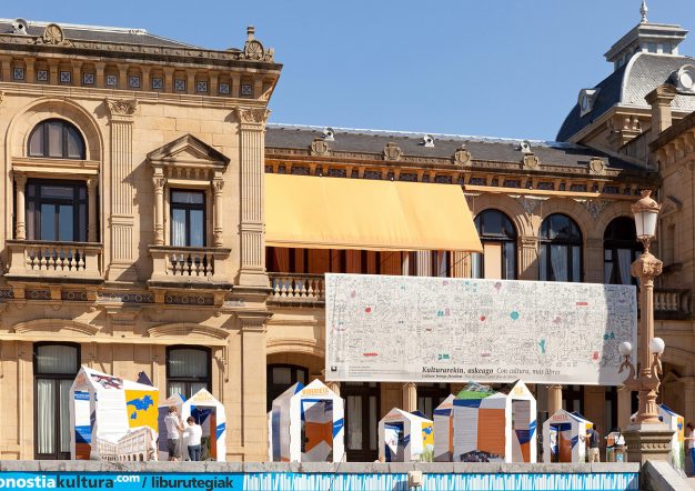 Diseño Exposición Casas Cartón en Alderdi Eder